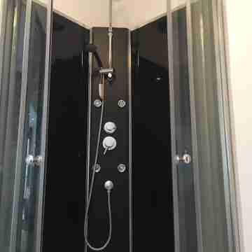 Charmant Studio Refait à Neuf, au Pied du Métro et du Tramway Rooms