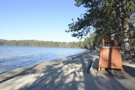 Family Friendly Rustic Newly Renovated Cabin Abutting The White Lake State Park. Отели в г. Тамворт