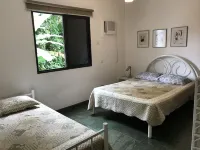 Incredible and spacious family apartment in Enseada one block from the beach Hotell i Jardim Tres Marias