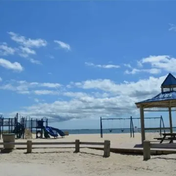 Beautiful Colonial Mint Condition Summer House Walking Distance to Beach