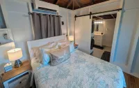 Bon Bini Cottage - Full AC, Solar Power w/ Battery Back-Up, & Hot Tub!