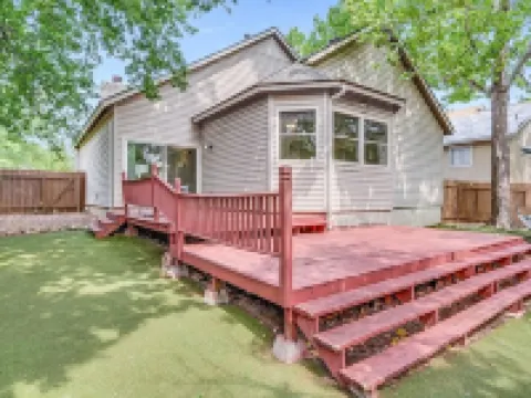 Cosy and Open with Loft on Greenbelt Hotels in Wells Branch