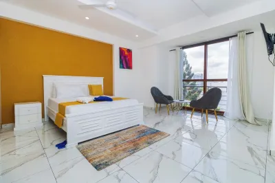 3br Luxurious apt facing beach and central to all amenities/entertainment!