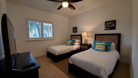 "Luxurious Villa" 2 Bedroom / 2 Bath