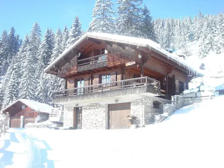 CHALET 16 PEOPLE ON THE SLOPES WITH SPA Отели в г. Manigod