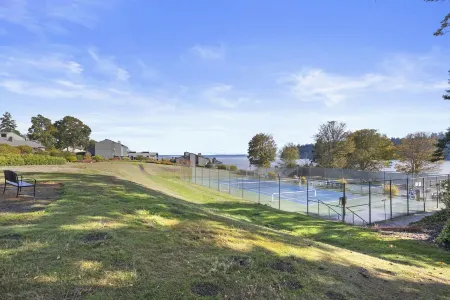 3BR 3BA Condo - Steps away from Beach, Pool and Dining! Отели в г. Порт Ладлоу