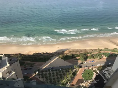 Ocean view mini penthouse on the 30th floor Отели рядом с достопримечательностью «Netanya»