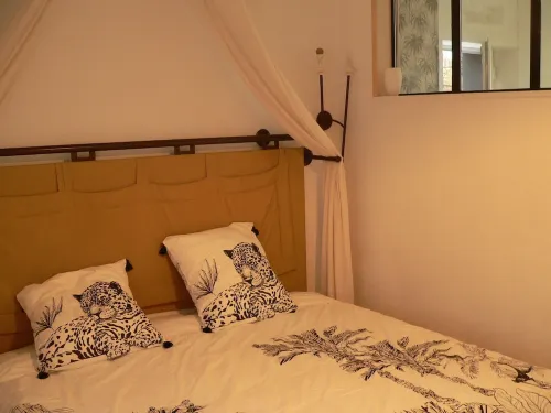 Liège cheerful modern house for 8pers with 30m2 terrace and enclosed courtyard. Hotels in Saint-Nicolas