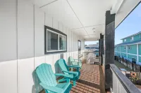 Private Pool Oasis, Game Room, Walk to Beach & Pet Friendly