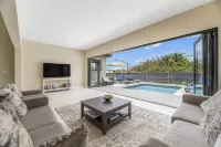 New Family-sized House w/pool, 5 mins from beach Hotels in Retreat