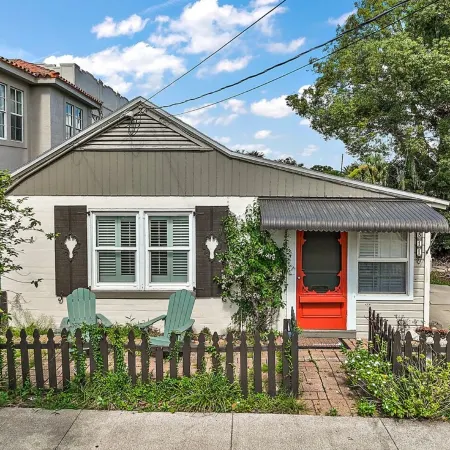 Location! Location! Location! in the Middle of Downtown Mt Dora!