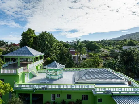 Bungalow on the Terrace Coral Gardens<br>Montego Bay Отели рядом с достопримечательностью «Sandals Cay»