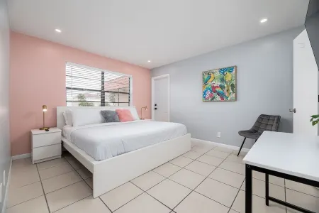 Beachside Bliss: Luxurious 2 Bed, 2 Bath Apartment - Your Coastal Sanctuary