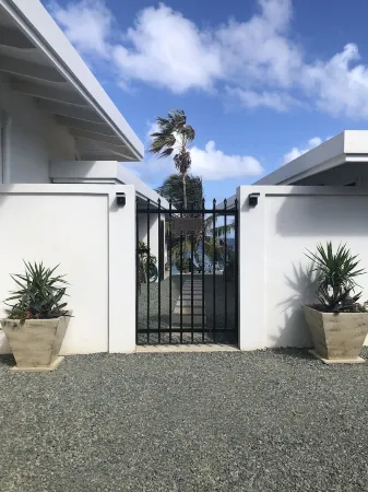 Studio directly on the Cane  Bay Beach ! Wake up to the sounds of the waves ! Отели рядом с достопримечательностью «Salt River Bay»