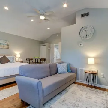 Spacious studio in Downtown Dunedin! Super Cute and Comfortable!