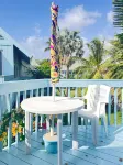 Sealofts #18: Cozy 2-bed loft-style condo on the water with WiFi, pool and AC