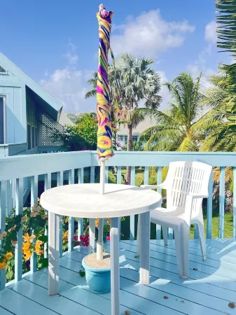 Sealofts #18: Cozy 2-bed loft-style condo on the water with WiFi, pool and AC