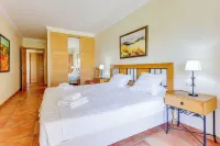 2 bedroom apartment with swimming pool 2m from Sra. da Rocha beach.