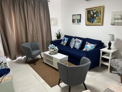 Cozy vacation home away from home. Enjoy the pool from your door step. Hotels in 