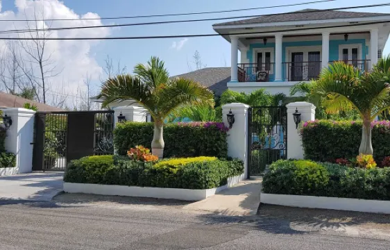 Pineapple Villa Spacious 5-bedroom villa in beautiful Nassau with Pool,AC, WiFi,