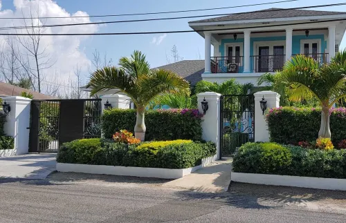 Pineapple Villa Spacious 5-bedroom villa in beautiful Nassau with Pool,AC, WiFi,