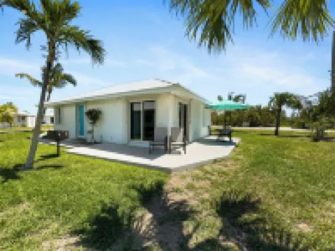 Golf Cart Included, Abaco Villa, Treasure Cay, Bahamas, 100 yards from beach Hotels in 