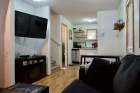 Bright & Beautifully Refreshed Cottage - 2 min from Ocean! Hoteles en Ucluelet