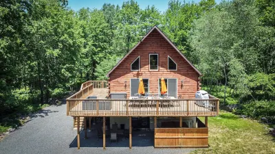 BLISS ~Log Chalet ~6BEDROOMS ~4 BA~GAMEROOMS ~HOT TUB~5 MIN. TO SLOPES Hotels near Lake Shangri-La