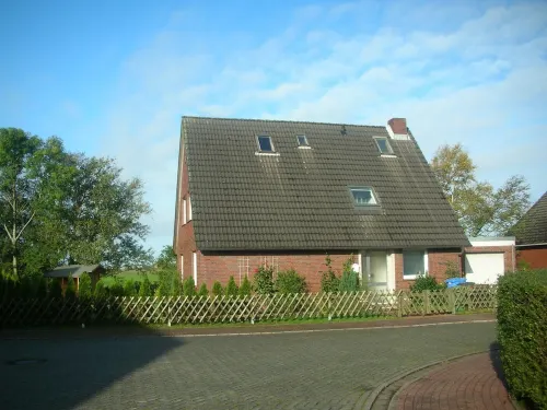 Beautiful fine apartment with garden, meadow, view of water and land Hotels in Dornum