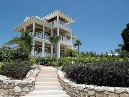 Luxury Home in Feb. Pt. with dip pool, spectacular ocean views, steps to beach
