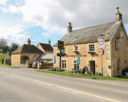 スクワレルズネスト オークハムのホテル