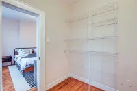 Comfy Bayonne Townhome ~ 11 Mi to NYC Attractions Отели рядом с достопримечательностью «Bayonne Park»