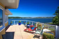 Birds of a Feather Victoria Oceanfront Studio Suites - Mountain view