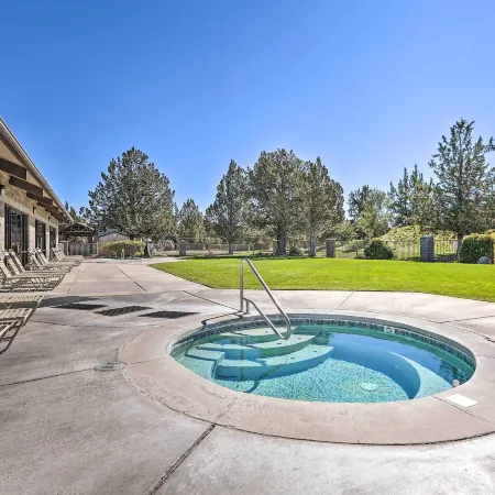 Redmond Resort Townhome w/ Private Hot Tub