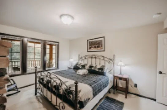 89gs - Hot Tub - Pets Ok - Wifi - Sleeps 4 1 Bedroom Home by RedAwning