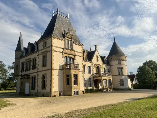 Château de Tout y Fault Hôtels à : Loriges