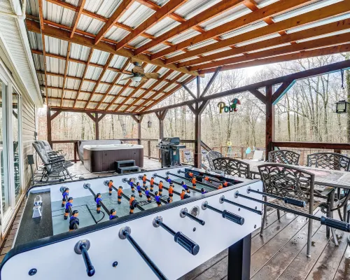 Pet-Friendly Home w/ Deck in Broken Bow! فنادق في بروكن بو