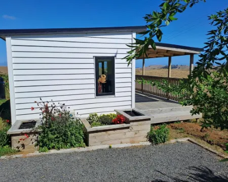 Comfortable studio with stunning mountain & ocean views – Your perfect getaway! Hotels in Raglan