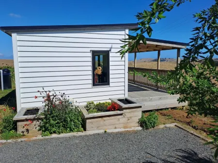 Comfortable studio with stunning mountain & ocean views – Your perfect getaway! Отели в г. Раглан