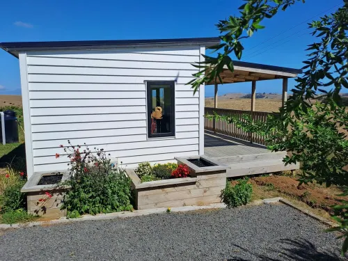 Comfortable studio with stunning mountain & ocean views – Your perfect getaway! Hotels in Raglan