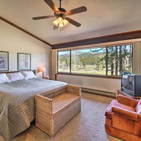 Quiet Unit w/ Golf Course & Mtn Views in Graeagle!