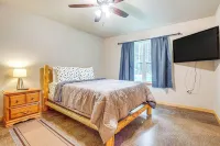 Mins to Woodruff Lakes: Pet-Friendly Cabin! - Parkplatz