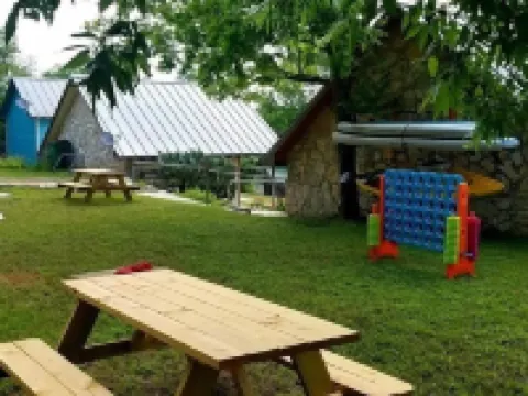 ブランコ リバーサイド コテージズ & RV ブランコのホテル