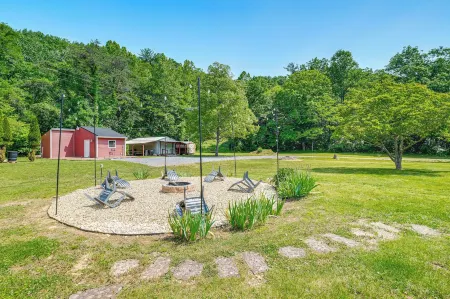 Fish, Hike, Explore: Alleghany Cabin Hideaway Отели рядом с достопримечательностью «Humpback Bridge»