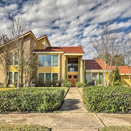 Quiet Rental w/ Balcony: 14 Mi to Downtown Houston