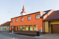 Hotel U Kostela فنادق في Slavkov u Brna
