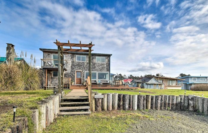 Coastal Retreat Deck, Ocean Views and Walk to Beach