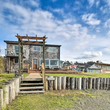 Coastal Retreat Deck, Ocean Views and Walk to Beach