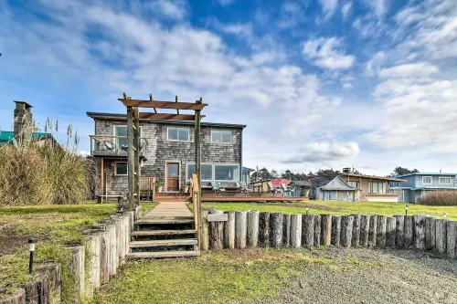 Coastal Retreat Deck, Ocean Views and Walk to Beach - Wi-Fi