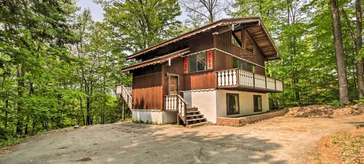 Swiss-Style Chalet w/ Fireplace - Near Story Land! Hotels in Bartlett